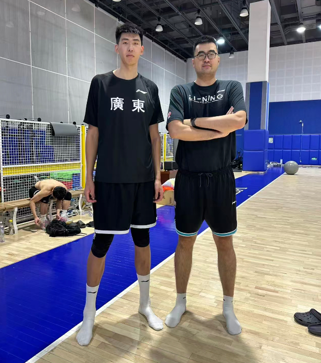 39岁张兆旭近况：转型当教练，2米2依旧强壮，娶1米5娇妻很幸福|杨翰森|上海男篮|篮板|杨瀚森|姚明_新浪体育_新浪新闻